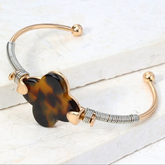 Jewelry - ✨RESTOCKED✨Tortoise Clover bracelet